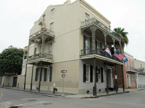 新奥尔良Lafitte Hotel & Bar的街道上白色的建筑,有美国国旗