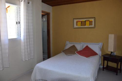 圣安东尼奥-杜皮尼亚尔Sitio Sao Francisco de Assis的一间卧室配有一张带两个枕头的床