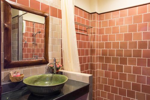安帕瓦安帕瓦精品度假酒店的一间带绿色水槽和镜子的浴室