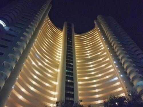 班佩罗勇市泰式风格VIP公寓的一座高大的建筑,晚上有灯