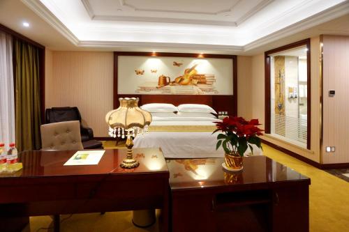 上海维也纳国际酒店上海浦东机场自贸区店一免费提供浦东机场和迪士尼班车接送的配有一张床和一张书桌的酒店客房