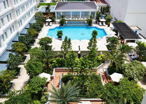 胡志明市Park Hyatt Saigon的享有酒店空中美景,设有游泳池
