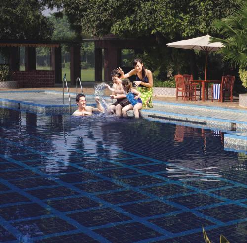 阿格拉捷波宫殿酒店的一群儿童在游泳池玩耍