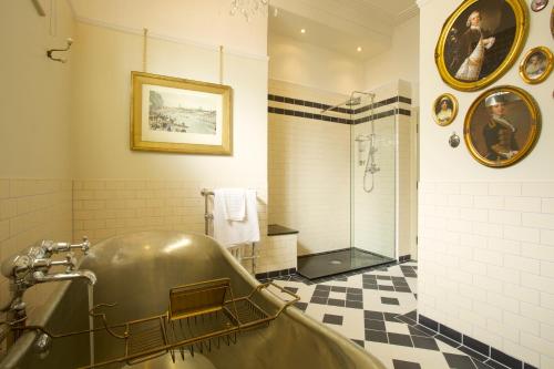 布兰德福德福鲁姆The Crown Hotel的一间带大浴缸和淋浴的浴室
