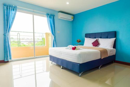 董里杰仑扎克格兰德酒店的蓝色的卧室设有床和大窗户
