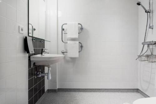 索尔纳索尔纳比兹公寓的白色的浴室设有水槽和淋浴。