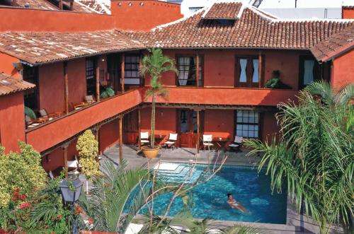 加拉奇科圣罗克酒店的一座房子前面设有游泳池