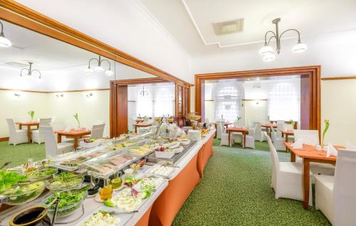 华沙恒曼酒店的用餐室配有带食品的长桌