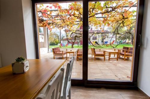托尔明Hostel Hildegarden的客房设有桌椅和大窗户。