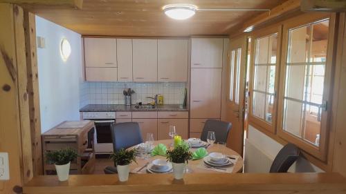 格尔兹维尔Holzhaus bei Interlaken的一间带桌椅的厨房和一间用餐室