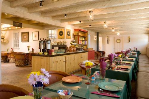 圣达菲拉斯帕洛马斯酒店的餐厅里摆放着长桌子和鲜花