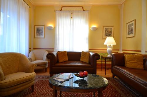 科孚镇西奥拉维多利亚精品酒店的带沙发和咖啡桌的客厅