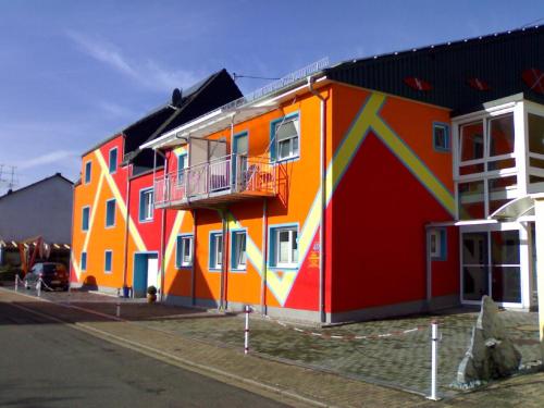 BeckingenJUNIPRO Apartments Haustadt的一面有画的建筑物