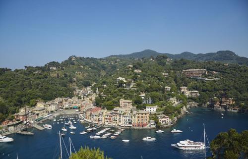 波托菲诺Splendido, A Belmond Hotel, Portofino的享有海港和水中船只的景色
