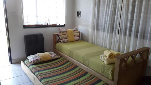 卡皮亚德尔德尔蒙特Country House Trabun Curev的带窗户的客房内设有两张单人床。