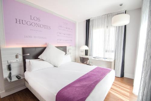 巴塞罗那佩蒂特宫波盖利亚花园酒店的酒店客房配有白色的床和紫色毯子