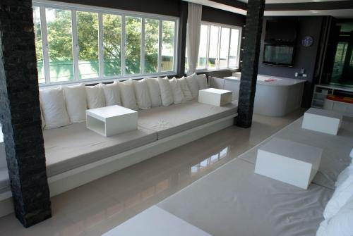 班拉克海滩滨海住宅酒店的客厅配有白色家具和大窗户