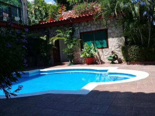 阿卡普尔科Casa Costera Miguel Alemán的房屋前的游泳池