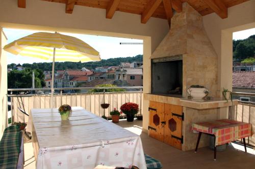 迪斯诺Villa Gabre的一个带桌子和户外烤箱的庭院