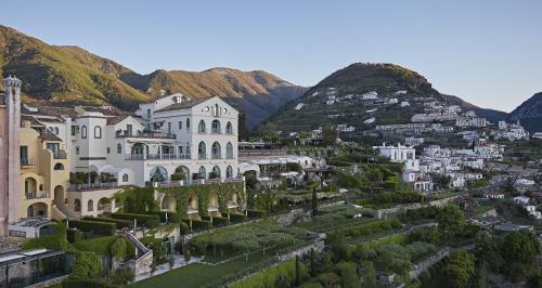拉维罗Caruso, A Belmond Hotel, Amalfi Coast的享有以山脉为背景的小镇美景。