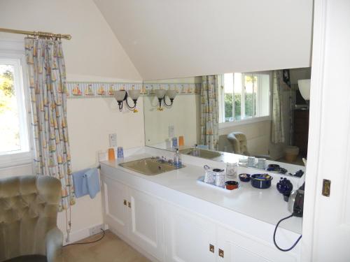 艾尔斯伯里Mayertorne Cottage的一间带水槽和台面的浴室