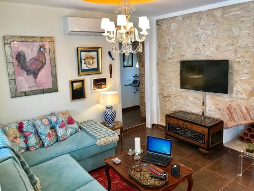 罗塔Apartamento con Terraza,a 100m playa Costilla y Frente al Castillo的客厅配有沙发和带笔记本电脑的桌子