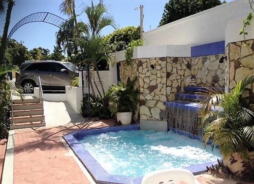 巴拉奥纳省圣克鲁斯卡里布酒店的一座房子后院的游泳池
