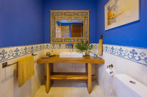海蓝宝石海滩别墅的一间浴室