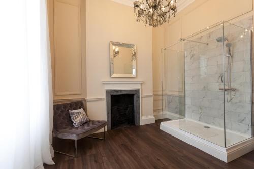 莱斯特Winstanley House的带淋浴的浴室和壁炉。