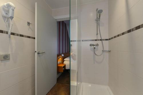 巴黎瑞拉斯杜普来酒店的带淋浴的浴室和玻璃门