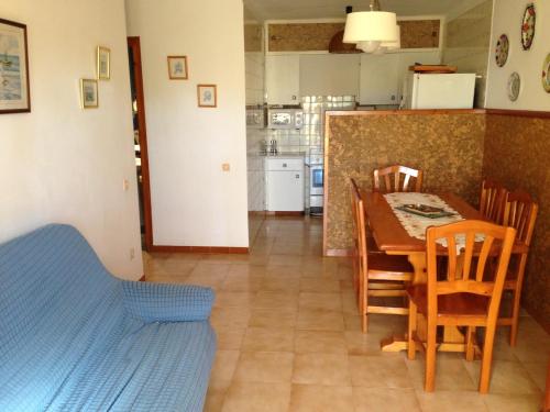 利乌玛Chalet turistico Riumar的厨房以及带桌椅的用餐室。