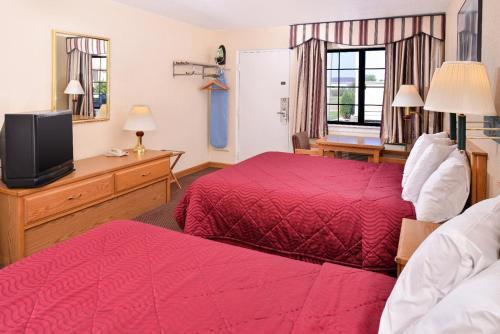 韦恩堡Executive Inn的酒店客房设有两张床和一台平面电视。