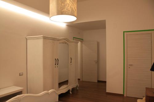 萨莱诺Marchesa Lulu的一间客厅,配有白色的橱柜和灯具