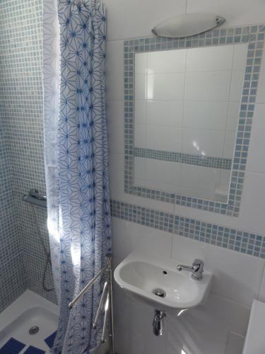 西尔韦斯Casa Pelourinho的一间带水槽、镜子和淋浴的浴室