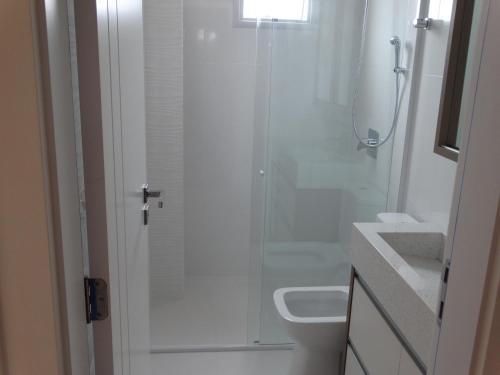 邦比尼亚斯Apartamento Avenida F的带淋浴、卫生间和盥洗盆的浴室