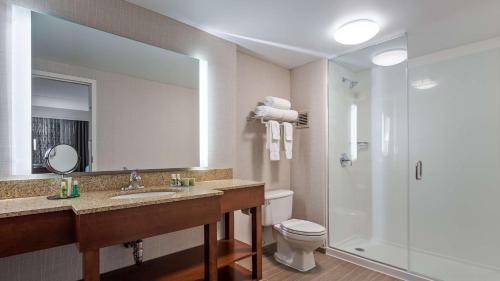 卡温顿加辛辛那提滨河市中心区贝斯特韦斯特PLUS酒店的浴室配有卫生间、盥洗盆和淋浴。