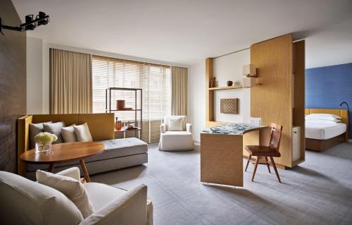 华盛顿华盛顿柏悦酒店的客厅配有沙发和桌子
