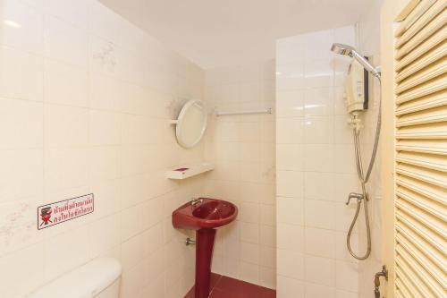 华欣雅丽之家酒店的浴室配有卫生间、盥洗盆和淋浴。