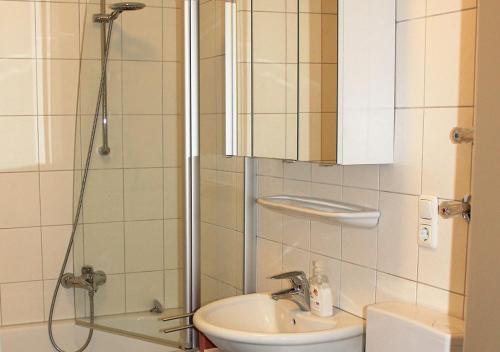 科隆Apartment Köln Weiden的带淋浴和盥洗盆的浴室