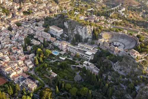 陶尔米纳Grand Hotel Timeo, A Belmond Hotel, Taormina的城市空中山景