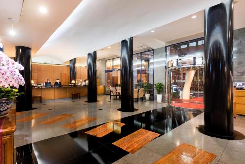 台南台南大饭店的大厅,在大楼里设有黑色柱子