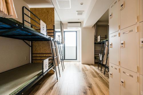 大阪难波04村庄旅舍的宿舍间设有双层床和走廊。