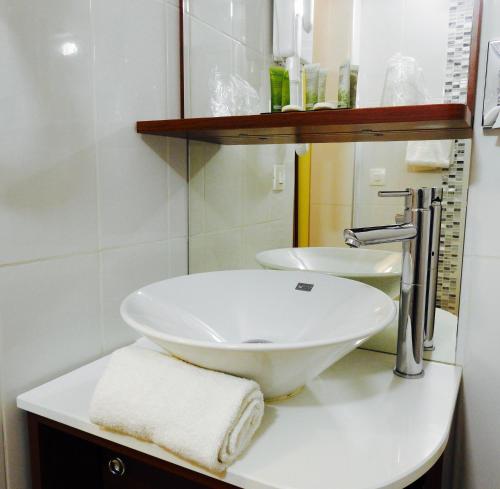 马赛马西利亚酒店的浴室设有白色水槽和镜子