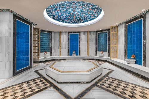 伊斯坦布尔Elite World Istanbul Florya的一间大房间,房间中间设有一个大浴缸
