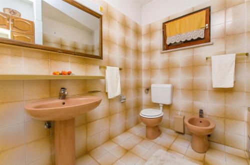 杜埃Apartment Jordan的一间带水槽、卫生间和镜子的浴室