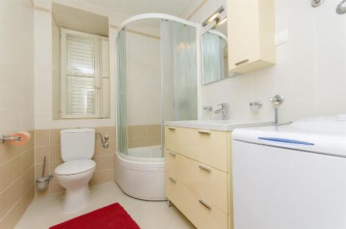 尼亚卢卡Apartment Kampanel的浴室配有卫生间、盥洗盆和淋浴。