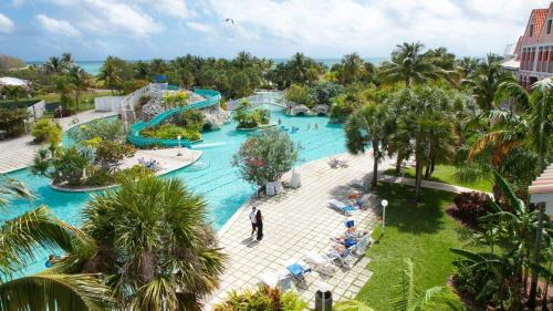 自由港市弗拉明戈湾和滨海酒店的享有度假村游泳池的空中景致