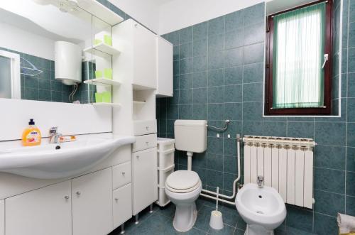普纳特Apartment Bozena的一间带卫生间、水槽和镜子的浴室