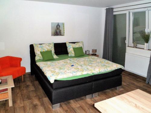 海因斯贝格Ferienwohnung Anke - Apartment 3b的卧室配有一张床