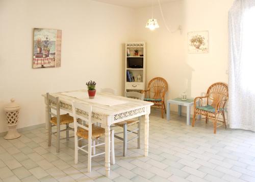 萨维勒特里Midiè B&B Savelletri的一间配备有白色桌椅的用餐室
